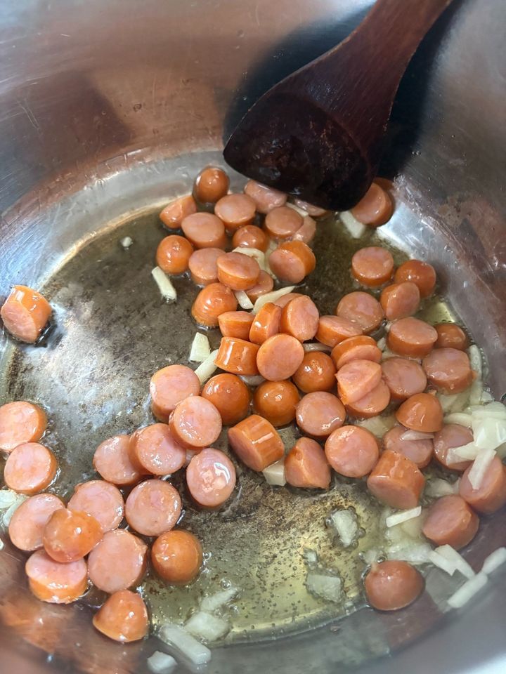 細かく切ったチョリソーを加え、ソーセージが膨らむくらいまでよく焼きます。