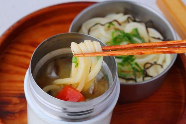 「ツナトマ冷製カレーつゆ」「大葉うどん」2品弁当