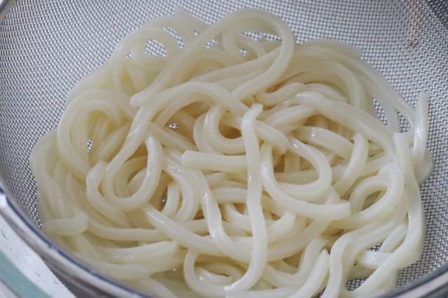 水を切ったうどん