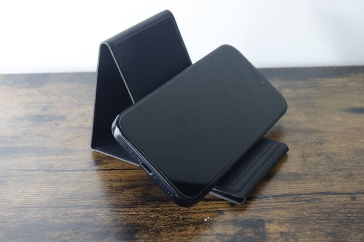 黒いスマホスタンドにスマートフォンを横置き