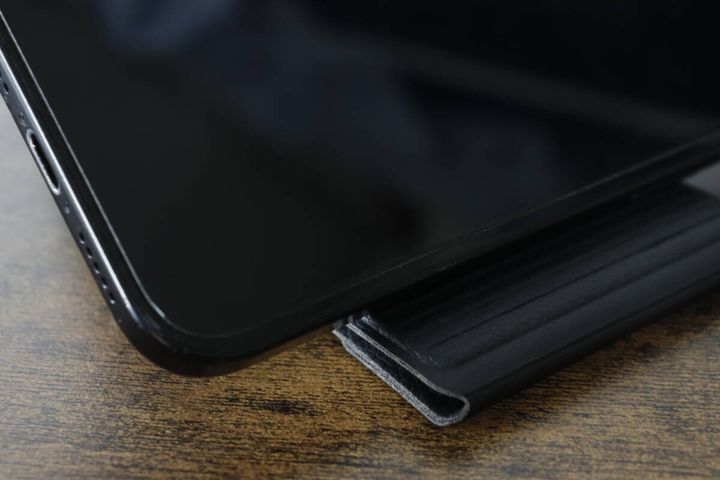 スマホスタンドの滑り止め部分に置かれたスマホ