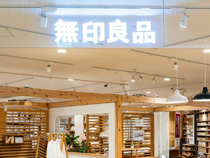 「無印良品」から発売されている「アルミ角型ハンガー」が、軽さと耐久性の高さで人気を集めています。SNSでも反響を呼んでいる同商品の魅力を紹介します。