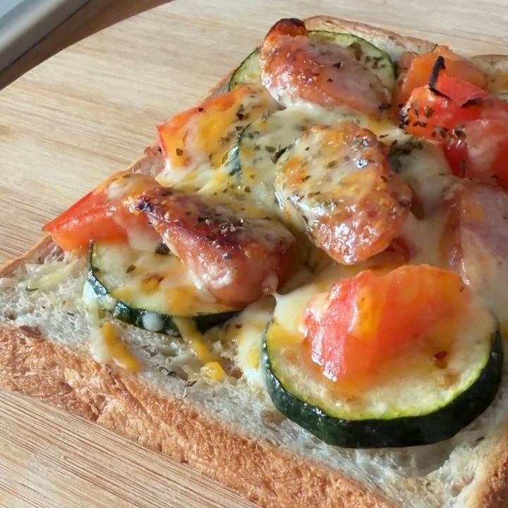 ズッキーニとトマトの夏野菜ピザトースト