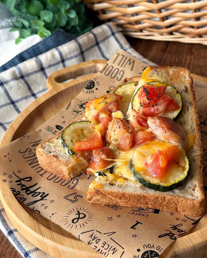  ズッキーニとトマトの夏野菜ピザトースト
