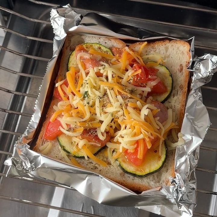  ズッキーニとトマトの夏野菜ピザトースト