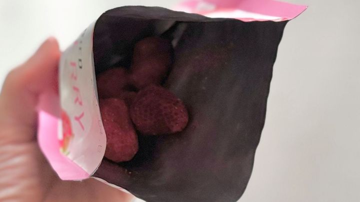 やっと見つけた！ダイソーの「フリーズドライいちご」が美味♡ これが100円は神すぎる……！