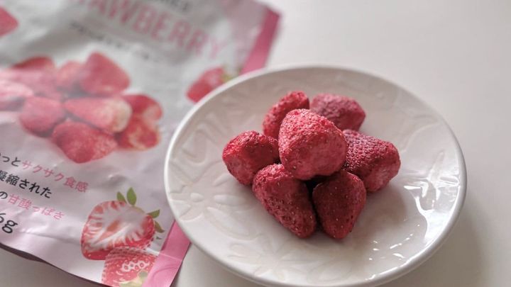 やっと見つけた！ダイソーの「フリーズドライいちご」が美味♡ これが100円は神すぎる……！