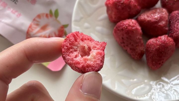 やっと見つけた！ダイソーの「フリーズドライいちご」が美味♡ これが100円は神すぎる……！