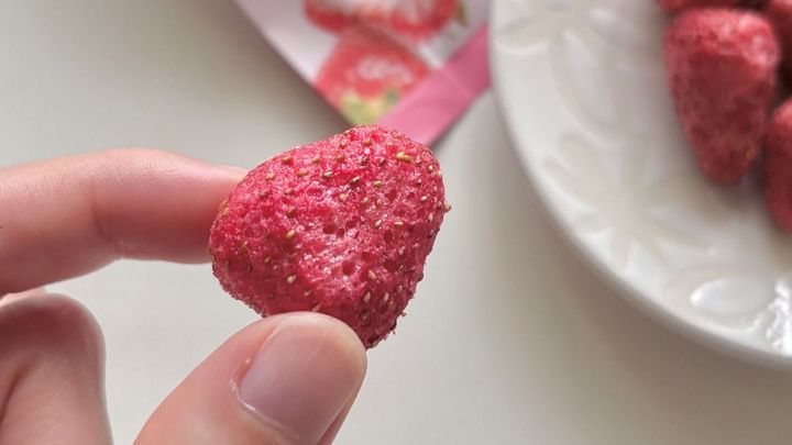やっと見つけた！ダイソーの「フリーズドライいちご」が美味♡ これが100円は神すぎる……！