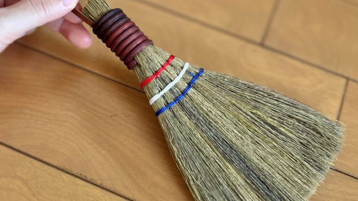 100均の「ほうき」おすすめ3選｜ちりとりセットやミニほうきも【ダイソー・セリア・キャンドゥ】