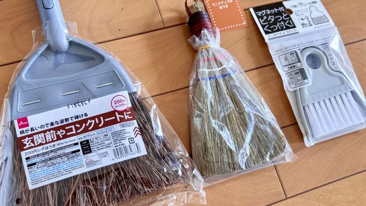 100均の「ほうき」おすすめ3選｜ちりとりセットやミニほうきも【ダイソー・セリア・キャンドゥ】