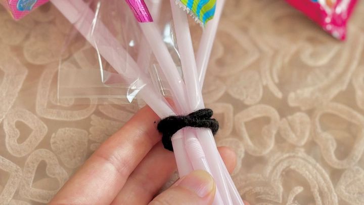 100均でお菓子ブーケを手作りしよう！ 写真映えする包み方やコツも紹介