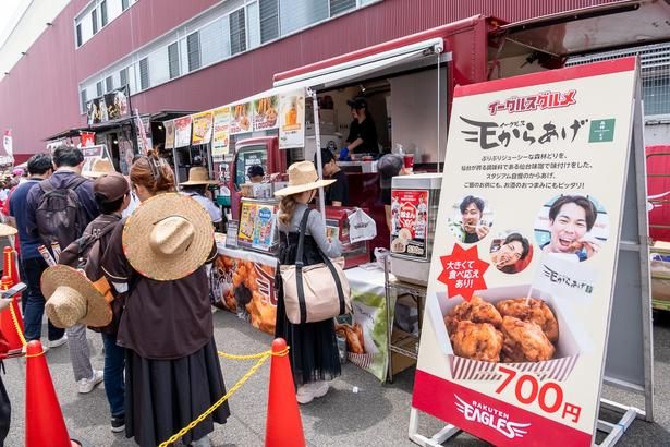 仙台味噌で味付けがしてある、名物「イーグルスからあげ」は、1塁側と3塁側の外周どちらでも購入可能