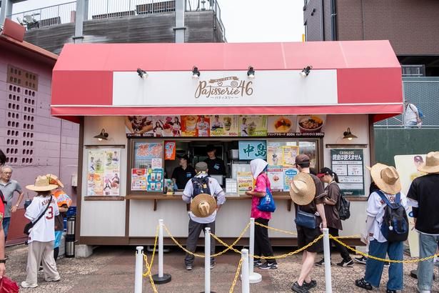  1塁側外周にある「Patisserie46」。クレープを中心としたスイーツメインの売店