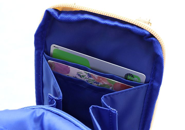スマホポシェットのカードポケットにカードを2枚収納