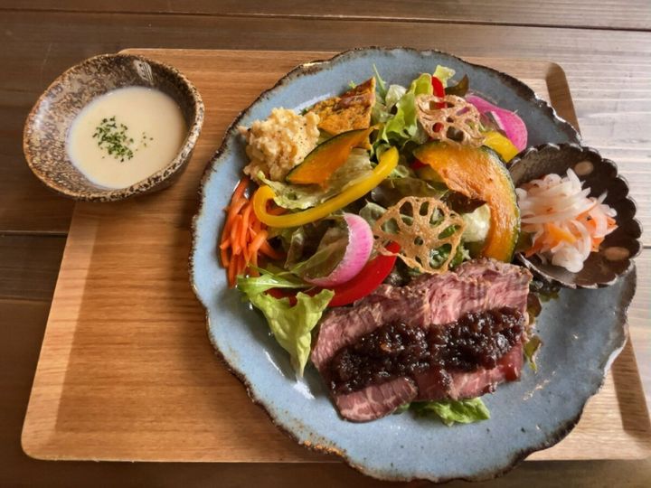 ローストビーフと彩り野菜が盛り付けられたプレート