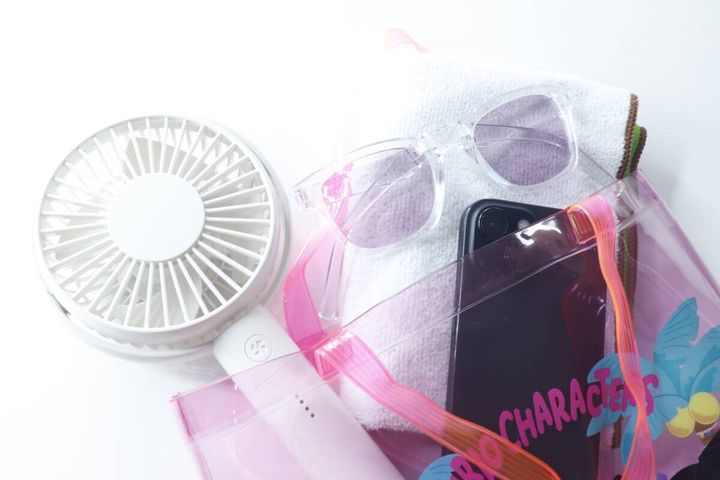 バッグから出した夏グッズ（タオル、スマホ、扇風機など）