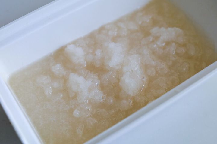 白い容器に水気を絞る前の大根おろしがたっぷり入っている