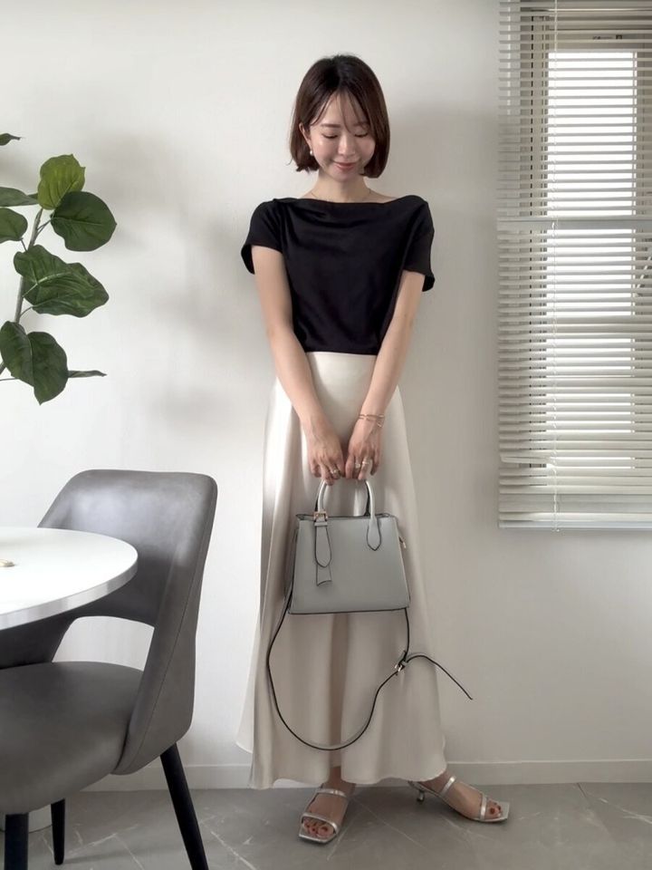 黒のドレープネックTとサテンスカートの上品コーデ