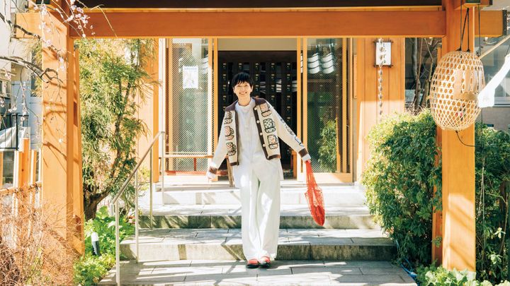 武蔵小山〈武蔵小山温泉 清水湯〉外観、モデル・菊池亜希子