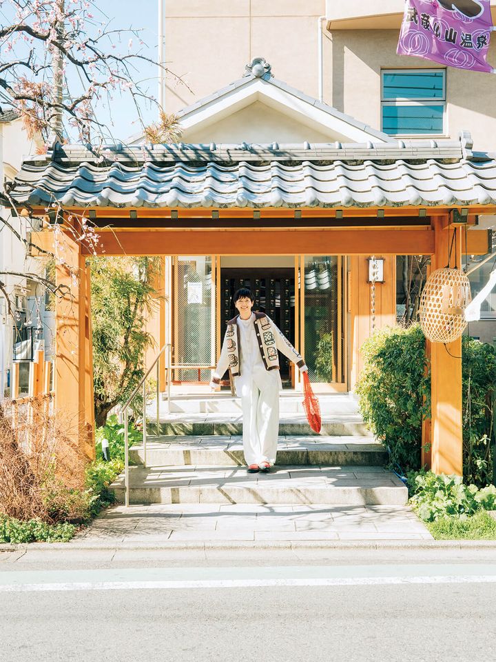 武蔵小山〈武蔵小山温泉 清水湯〉外観、モデル・菊池亜希子