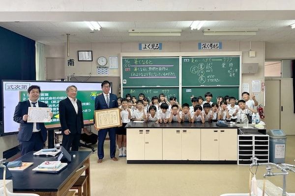 【鹿児島県鹿児島市】さつきが電子黒板「ミライタッチ」寄贈で鹿児島市教育委員会・田上小学校から感謝状
