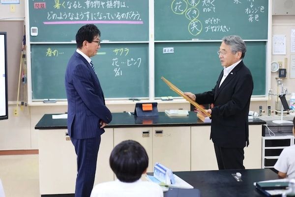 【鹿児島県鹿児島市】さつきが電子黒板「ミライタッチ」寄贈で鹿児島市教育委員会・田上小学校から感謝状