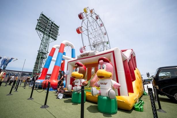 日によって、「イーグルススライダー」(1回400円)などエア遊具も登場