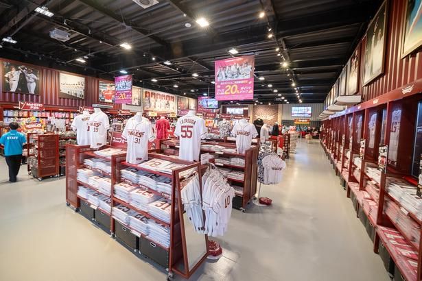 試合観戦記念にグッズを買うなら、ここが広くておすすめ！