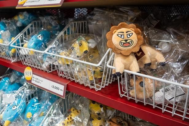 「マエケン画伯」こと前田健太選手によるイラストをぬいぐるみ化。「ぬいぐるみボールチェーンキーホルダー」各3000円