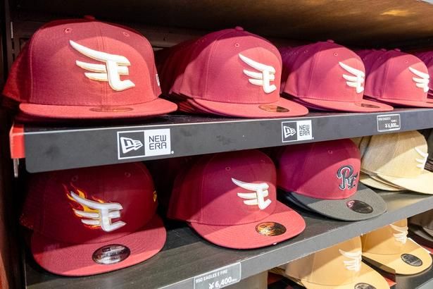 ニューエラのベースボールキャップ。「5950 EAGLES E TEAM COLOR」6800円(上段)と「950 EAGLES E FIRE CARDINAL」6400円(下段)