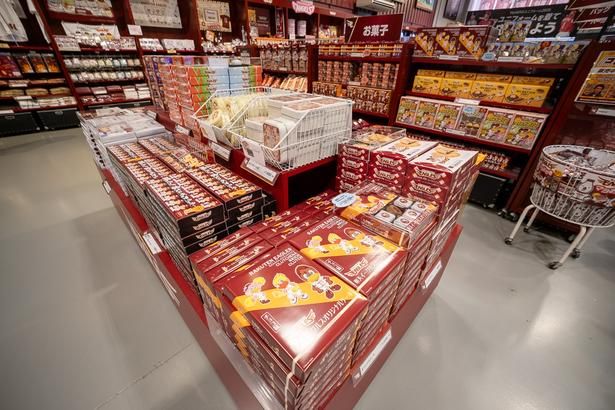 球団マスコットのクラッチやクラッチーナがデザインされたお菓子は、お土産にぴったり！「楽天イーグルスオリジナルケーキ」1026円、「ヒットエンドパイ」800円、「ずんだクリーム大福」810円