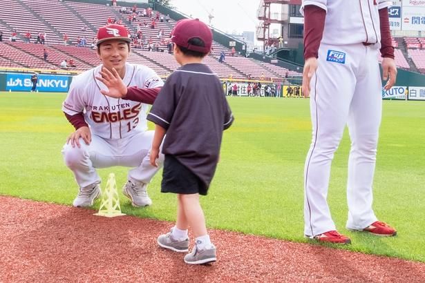 憧れのプロ野球選手とのハイタッチは、一生の思い出に残るはず