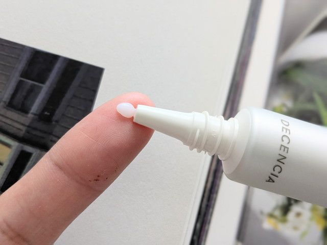 ディセンシア ヒアロブースト アイクリームを指先にのせたアップ写真