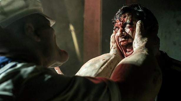 両手で頭を押し潰す(『ポパイ・ザ・スレイヤー・マン』) [c] 2025 Sailor Man Films LLC. All rights reserved.