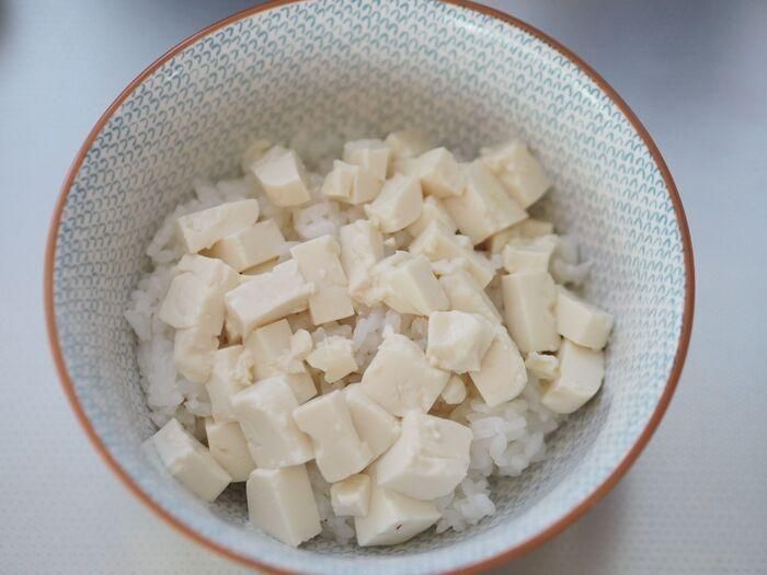 暑い日は『豆腐』に頼って正解♡火を使わず10分〈夏のさっぱり丼〉でごはん作りがラクに！