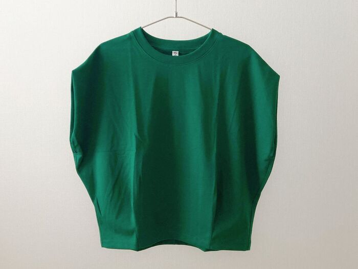 【GU】ラクチンなのに、気になる二の腕もスッキリ見え！40代・50代の「万能Tシャツ」。夏は毎日コレ着たい♡