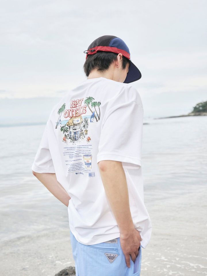 夏の浜辺に現れた”シーフードの家”を舞台に、イカやカニなど海の仲間たちが「シーフードヌードル」を楽しむ様子を描いた、ユーモアあふれるグラフィックが特徴となっている。ビーチカルチャーと「カップヌードル」の世界観を融合し、夏らしい開放感を感じられるデザインに仕上げられた。