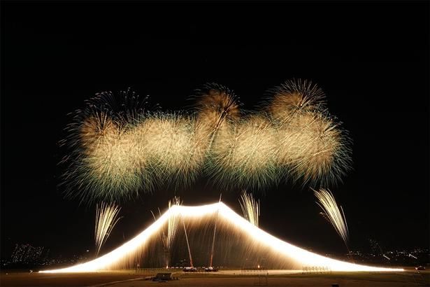 「江戸川区花火大会」趣向をこらした花火と音楽のコラボが楽しい