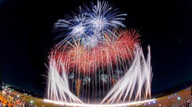 「葛飾納涼花火大会」無数の光が夜空を覆う、迫力満点のクライマックス花火