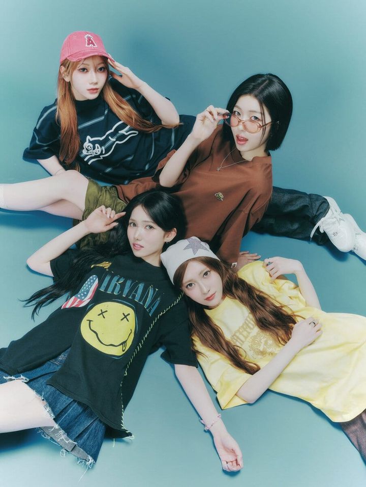 IS:SUEが着る、ストリートのグラフィックTシャツ