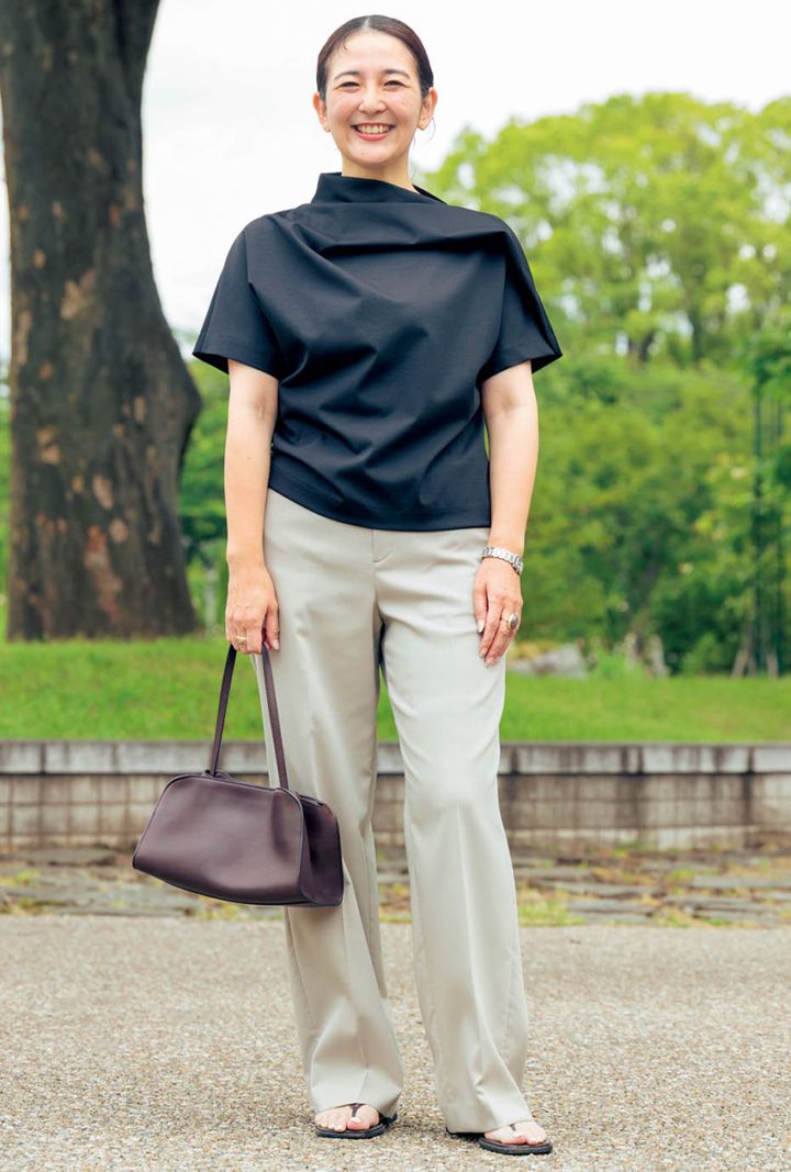 Tシャツ、パンツ／ともにエステータ バッグ、サンダル／ともにザ ロウ 時計／カルティエ