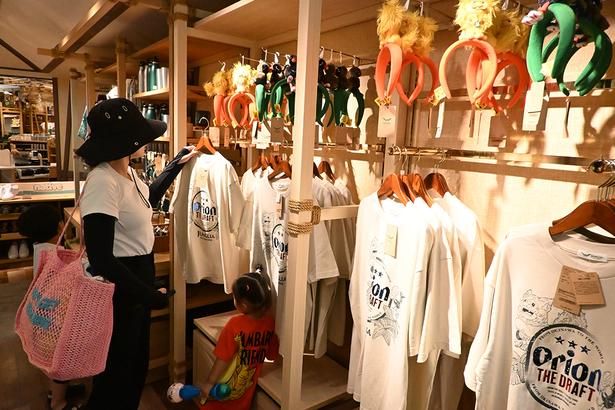 来園者からの人気が高いというオリオンビールとのコラボTシャツ