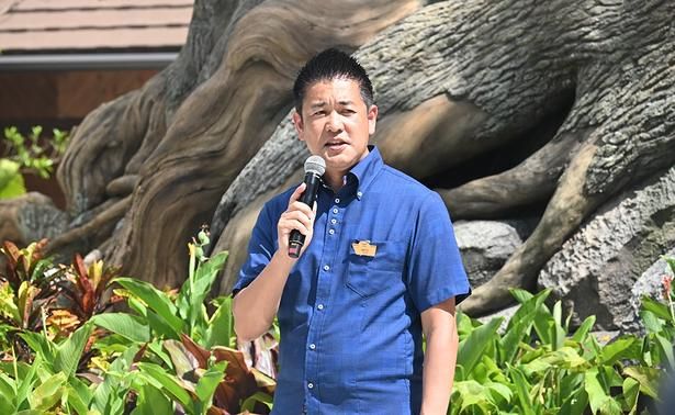 オープニングセレモニーで挨拶するジャパンエンターテイメントの加藤健史CEO