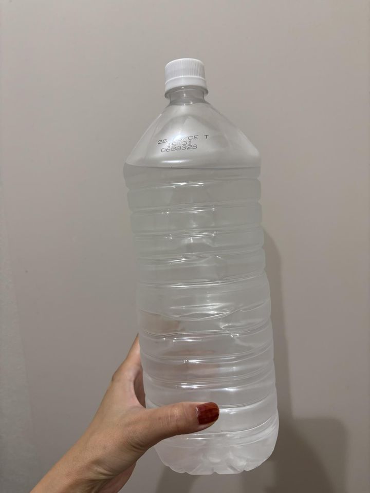 画像: まずはペットボトルを凍らせる