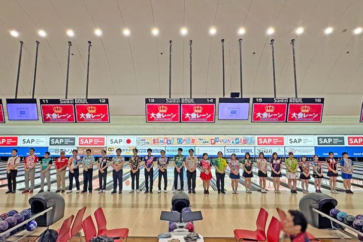 出場選手が並ぶサンケイボウル会場