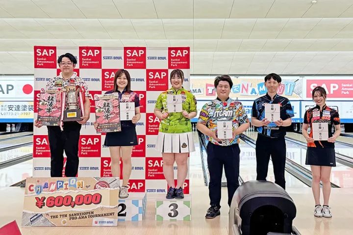 トロフィーと賞状を手にした入賞者