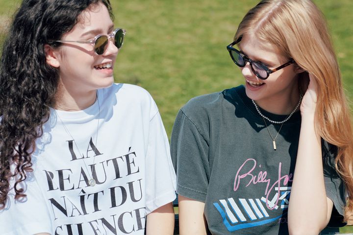 Tシャツ1枚のコーデが格上げ！ネックレスの合わせ方6選