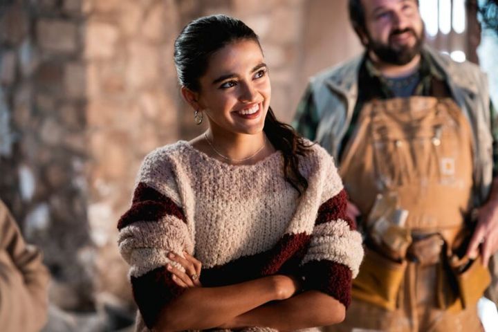 娘を演じるマイア・レフィコ。Netflix映画『ラ・ドルチェ・ヴィッラ』独占配信中