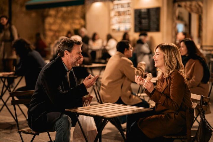 父親は市長のフランチェスカと出会い、良い雰囲気に。Netflix映画『ラ・ドルチェ・ヴィッラ』独占配信中